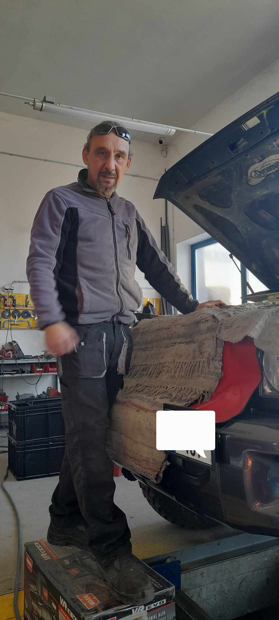 Endre, a műhely segítője munka közben